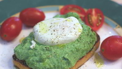 брускетта с фасолью, рикоттой, шпинатом и яйцом-пашот