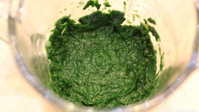 брускетта с фасолью, рикоттой, шпинатом и яйцом-пашот