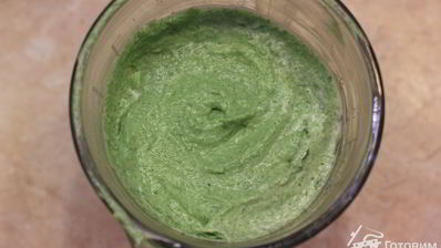 брускетта с фасолью, рикоттой, шпинатом и яйцом-пашот