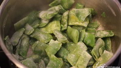 брускетта с фасолью, рикоттой, шпинатом и яйцом-пашот