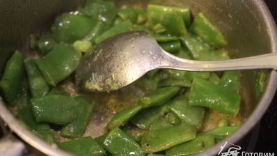 брускетта с фасолью, рикоттой, шпинатом и яйцом-пашот