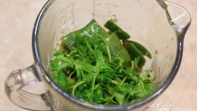 брускетта с фасолью, рикоттой, шпинатом и яйцом-пашот