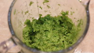 брускетта с фасолью, рикоттой, шпинатом и яйцом-пашот