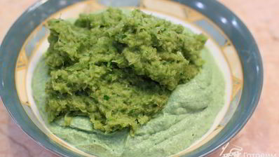 брускетта с фасолью, рикоттой, шпинатом и яйцом-пашот