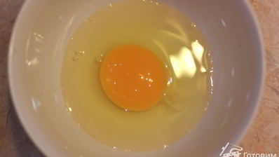 брускетта с фасолью, рикоттой, шпинатом и яйцом-пашот