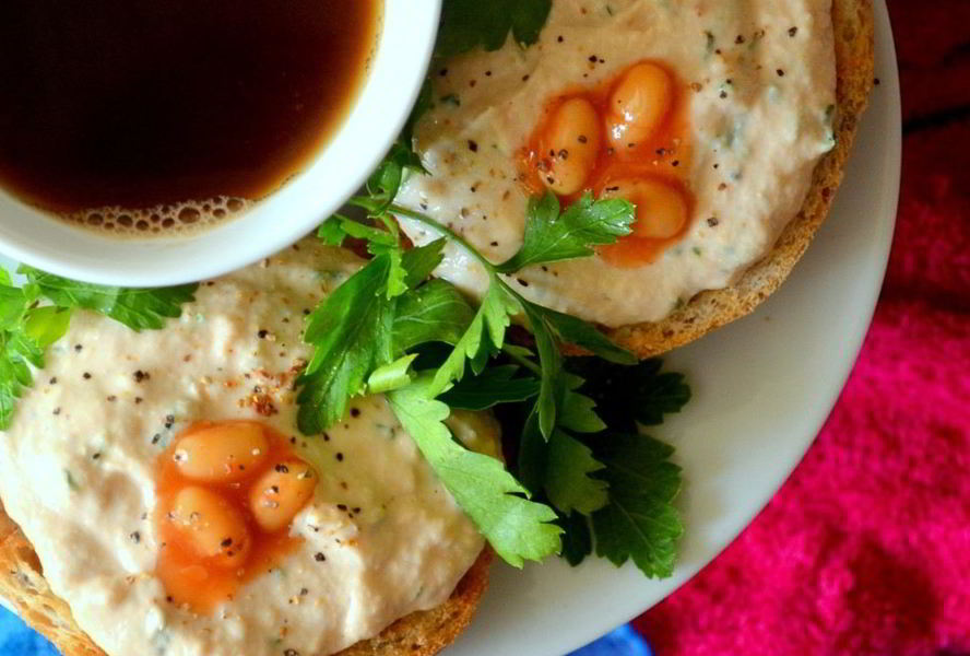 Брускетта с горбушей и фасолью