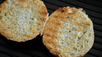 брускетта с горбушей и фасолью