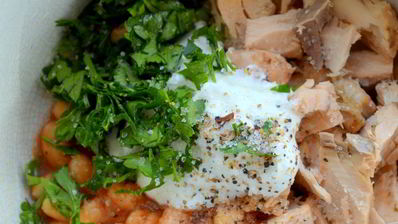 брускетта с горбушей и фасолью