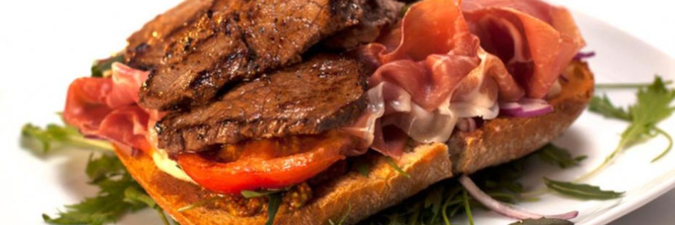 Брускетта с говядиной и пармской ветчиной