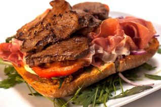 Брускетта с говядиной и пармской ветчиной