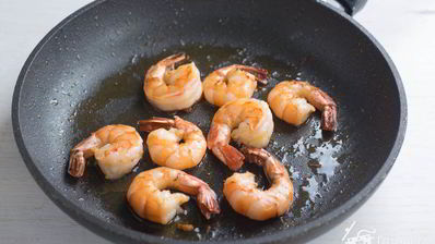 брускетта с гуакамоле и креветками