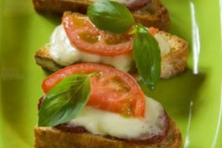 Брускетта с колбасой пепперони