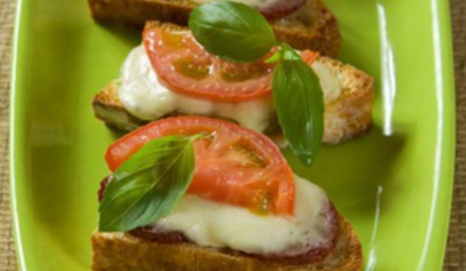 Рецепт брускетты с колбасой пепперони