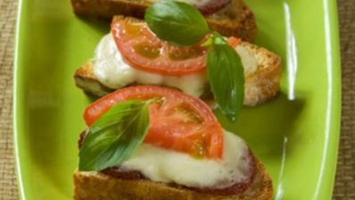 брускетта с колбасой пепперони