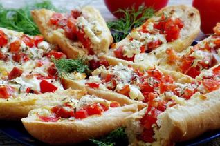 Брускетта с колбасой, помидорами и сыром фета