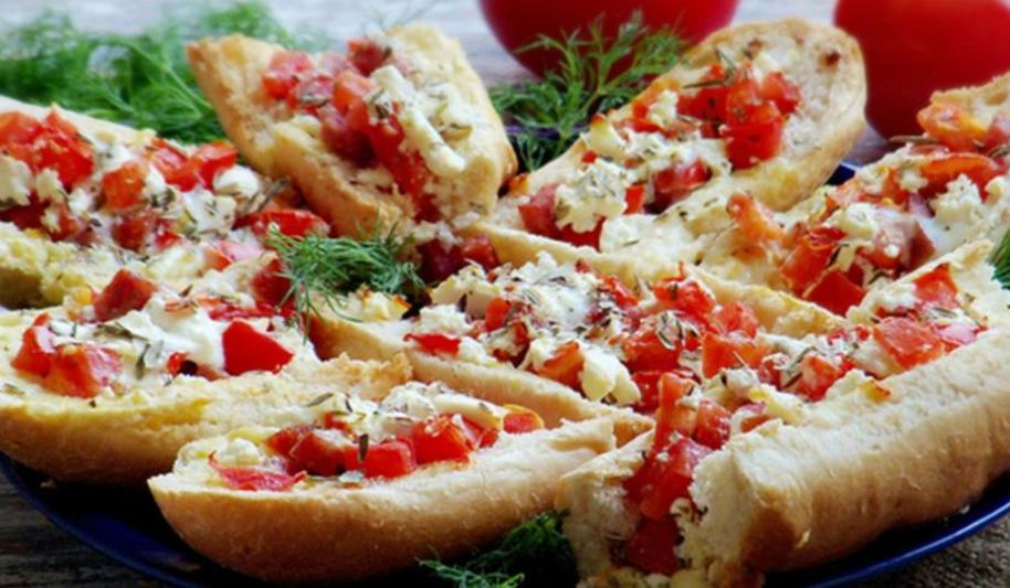 Рецепт брускетты с колбасой, помидорами и сыром фета