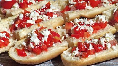 брускетта с колбасой, помидорами и сыром фета