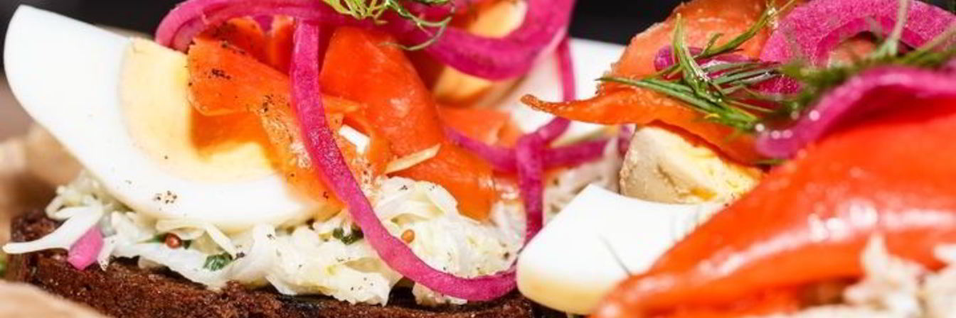 Брускетта с красной рыбой и капустой