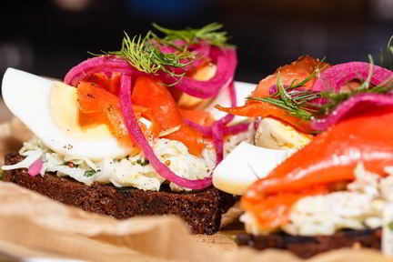 Брускетта с красной рыбой и капустой