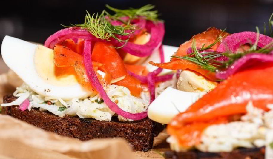 Рецепт брускетты с красной рыбой и капустой