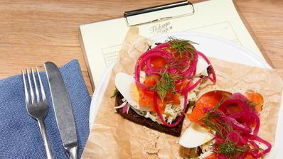 брускетта с красной рыбой и капустой