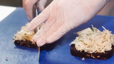 брускетта с красной рыбой и капустой