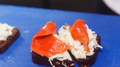 брускетта с красной рыбой и капустой