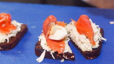 брускетта с красной рыбой и капустой