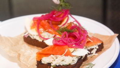 брускетта с красной рыбой и капустой