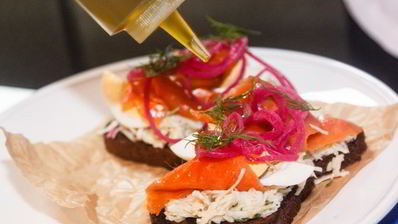 брускетта с красной рыбой и капустой