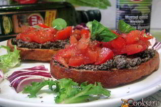 Брускетта с кремом из маслин и помидорами