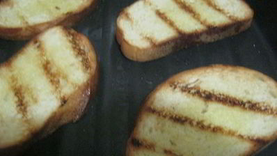 брускетта с кремом из маслин и помидорами