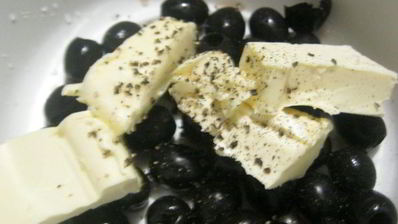 брускетта с кремом из маслин и помидорами