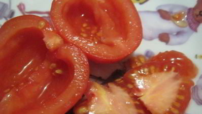 брускетта с кремом из маслин и помидорами