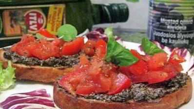 брускетта с кремом из маслин и помидорами