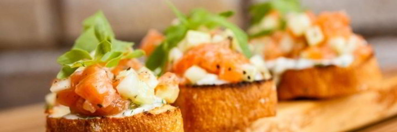 Брускетта с лососем и сливочным сыром