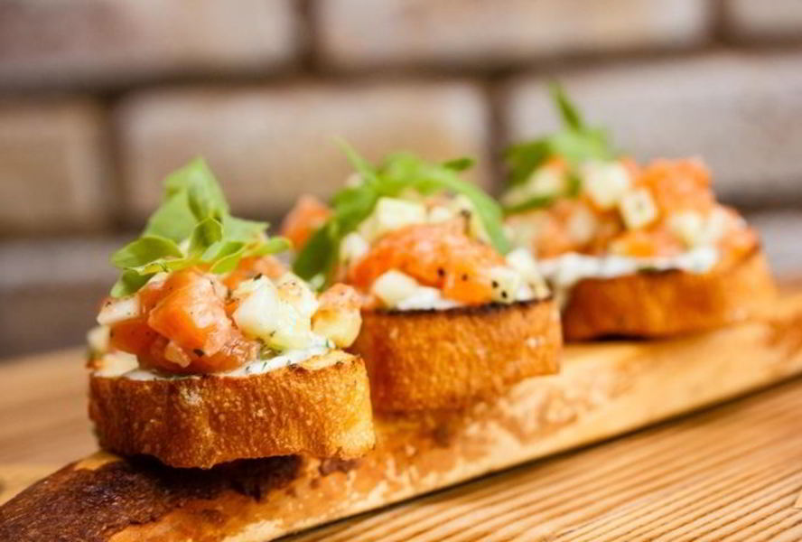 Брускетта с лососем и сливочным сыром