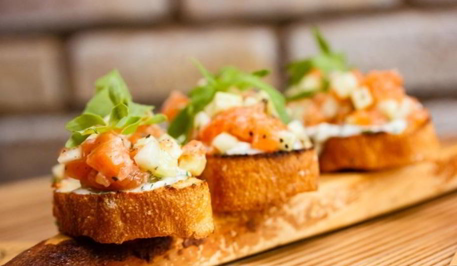 Рецепт брускетты с лососем и сливочным сыром