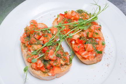 Брускетта с лососем и томатами