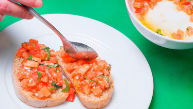 брускетта с лососем и томатами