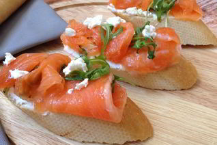 Брускетта с лососем