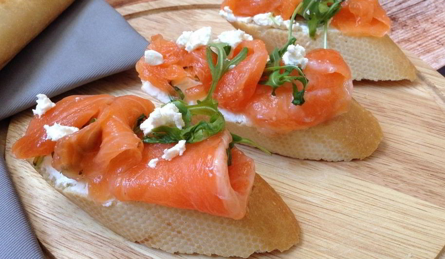 Рецепт брускетты с лососем