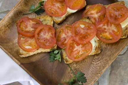 Брускетта с моцареллой