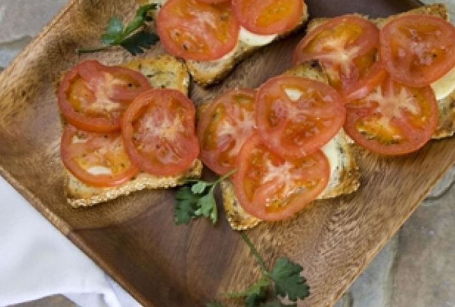 Брускетта с моцареллой