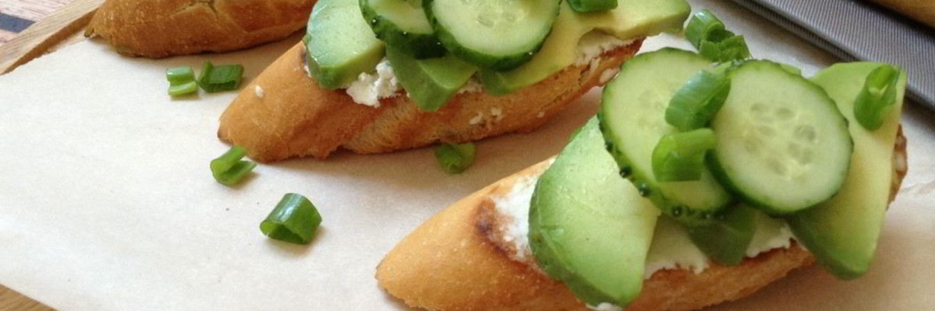 Брускетта с огурцом и авокадо