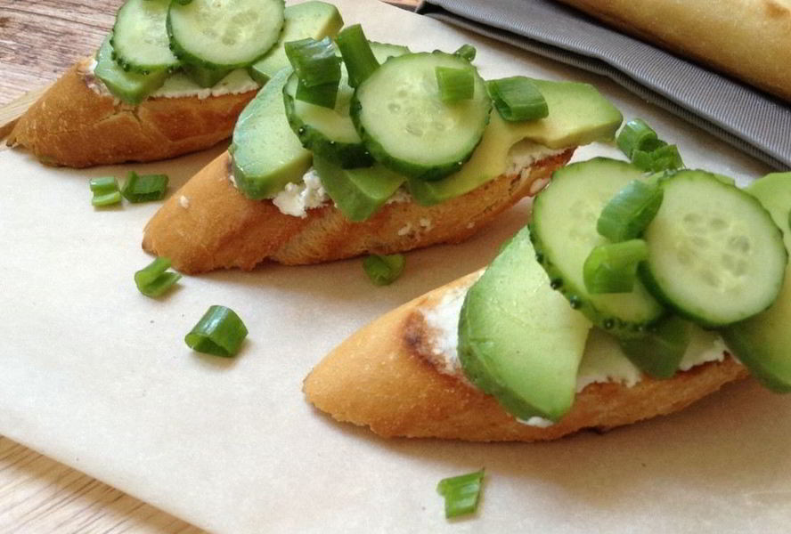 Брускетта с огурцом и авокадо