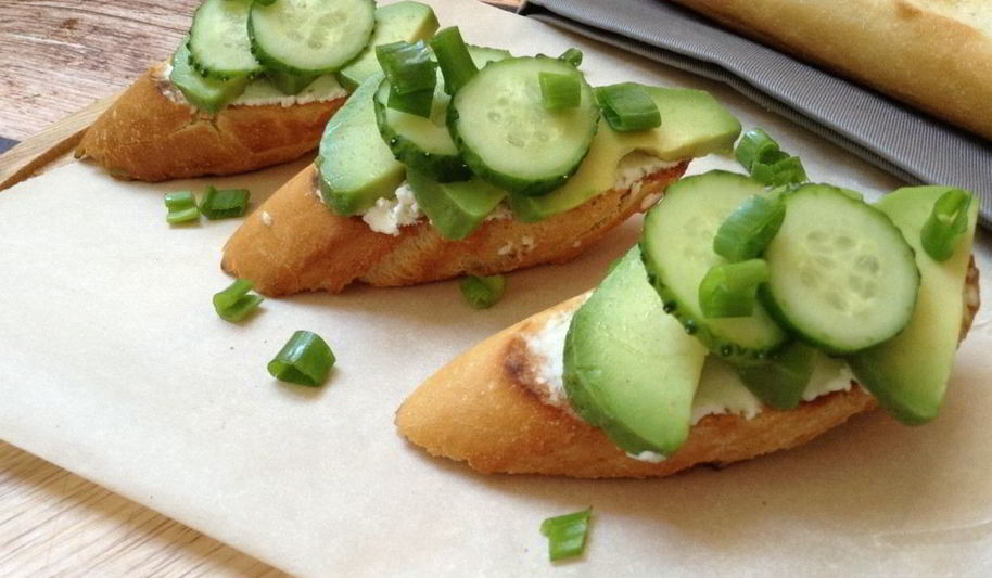 Рецепт брускетты с огурцом и авокадо