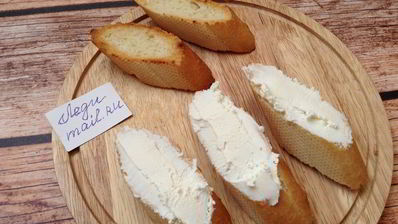 брускетта с огурцом и авокадо