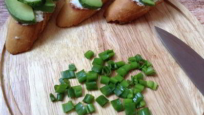 брускетта с огурцом и авокадо