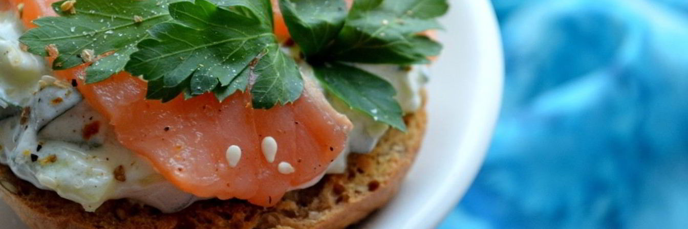 Брускетта с огурцом и подкопченным лососем